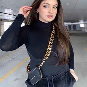 KARA: chic biker bag, leather with gold chain.